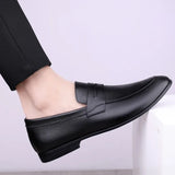 genuine Leather Men Shoes slip on Casual Breathable Loafers Men Moccasins Comfortable Flat Men Shoes Outdoor